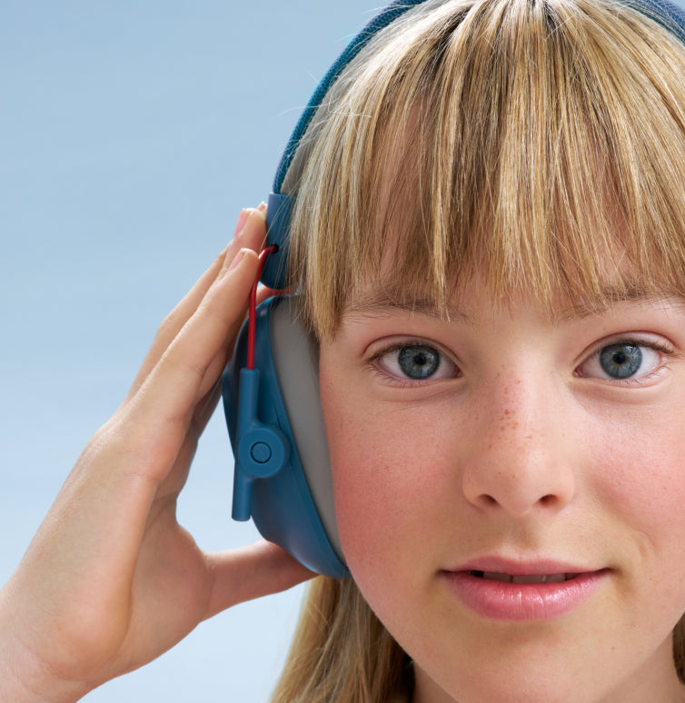 meisje met Alpine Muffy Kids oorkapjes voor kinderen in blauw